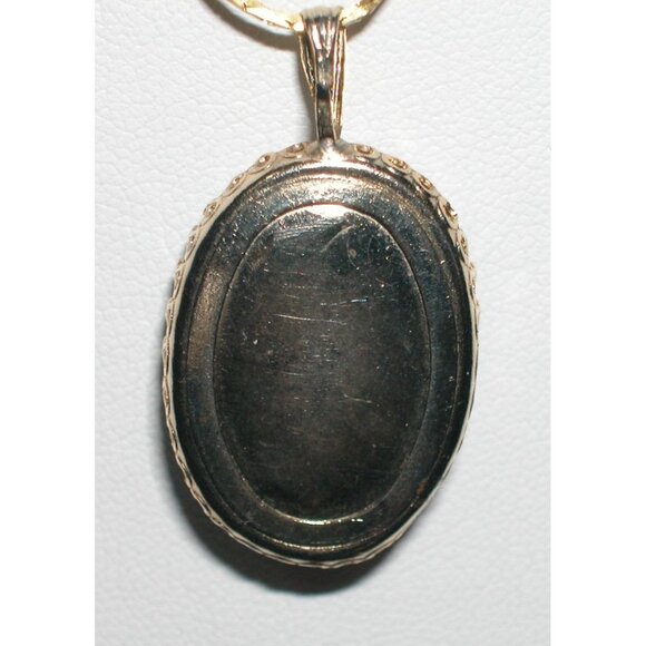 Vintage Gold-Tone Cameo Pendant Necklace With Iridescent Oval Design - Picture 4 of 6